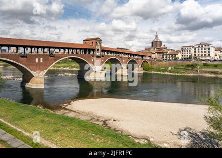 Blick auf Ponte Coperto (überdachte Brücke), die den Fluss Tessin überquert, ein berühmtes Wahrzeichen von Pavia, Lombardei, Italien Stockfoto