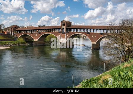 Die Ponte Coperto (überdachte Brücke) in Pavia, eine gemauerte Bogenbrücke über den Tessin, Lombardei, Italien Stockfoto