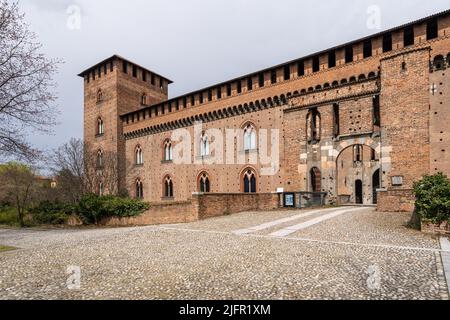 Blick auf das Schloss Visconti in Pavia, ein beliebtes Wahrzeichen der Stadt und ein wichtiges Kunstmuseum Stockfoto