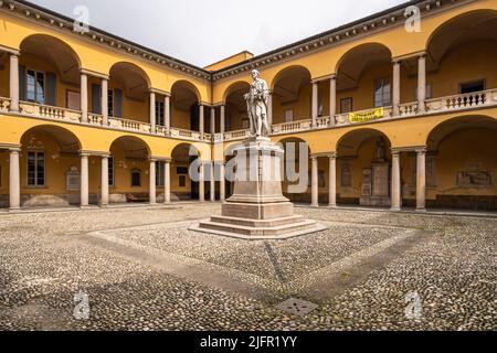 Innenhof der Universität von Pavia mit der Statue von Alessandro Volta. Sie gilt als eine der ältesten Universitäten der Welt. Stockfoto