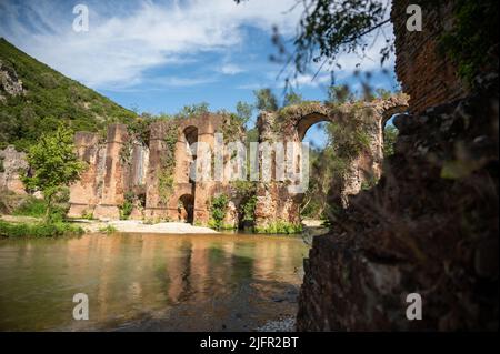 oman Aquädukt des antiken Nikopolis beginnt am nördlichen Ende des Louros, in der Nähe des Dorfes St. George, nördlich von Filippiada, Preveza, Griechenland Stockfoto