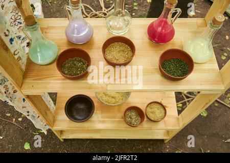 Herstellung von Farben aus Kräutern und Mineralien zum Färben von mittelalterlichen Retro-Stoffen und Vintage-Kleidung. Rekonstruktion der Ereignisse des Mittelalters in Euro Stockfoto