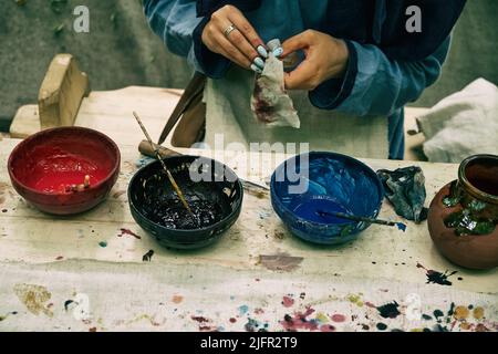 Herstellung von Farben aus Kräutern und Mineralien zum Färben von mittelalterlichen Retro-Stoffen und Vintage-Kleidung. Rekonstruktion der Ereignisse des Mittelalters in Euro Stockfoto