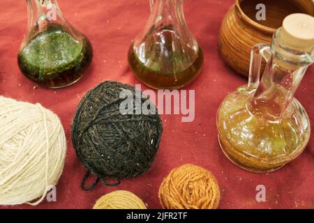 Herstellung von Farben aus Kräutern und Mineralien zum Färben von mittelalterlichen Retro-Stoffen und Vintage-Kleidung. Rekonstruktion der Ereignisse des Mittelalters in Euro Stockfoto