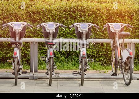 Fahrradverleih an einer Stadtstraße in Moskau, Russland Stockfoto