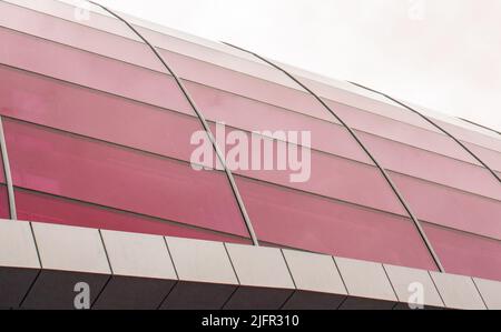 Modernes Design der Dachkuppel aus Glas und Beton, architektonisches Konstruktionskonzept, Nahaufnahme. Stockfoto