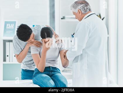 Der schlimmste Tag ihres Lebens. Aufnahme eines jungen Paares, das schlechte Nachrichten von ihrem Arzt erhielt. Stockfoto