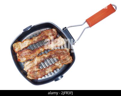 Grillpfanne mit gekochten Speckscheiben auf weißem Hintergrund Stockfoto