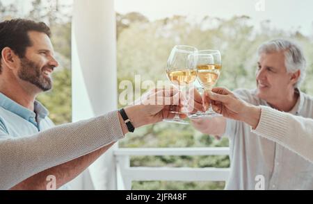 In Familienbeziehungen ist Liebe wirklich geschrieben t-i-m-e, Zeit. Aufnahme einer Familienprobe mit Weingläsern zu Hause. Stockfoto