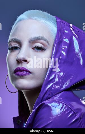 Verloren im Lila. Studioaufnahme einer schönen Frau, die eine violette Jacke und einen lila Lippenstift trägt. Stockfoto