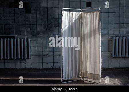 In einem alten Asyl für psychisch Kranke. Dunkle gruselige verlassene psychiatrische Klinik. Stockfoto