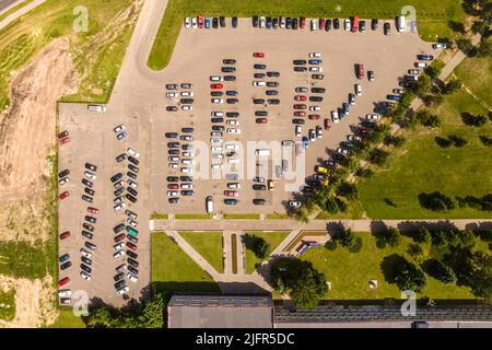 Luftaufnahme auf großem Parkplatz für Autos Stockfoto