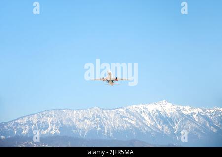 Sotschi, Russland - 22. April 2022: Azimuth Airlines, Sukhoi SuperJet 100-95B Stockfoto