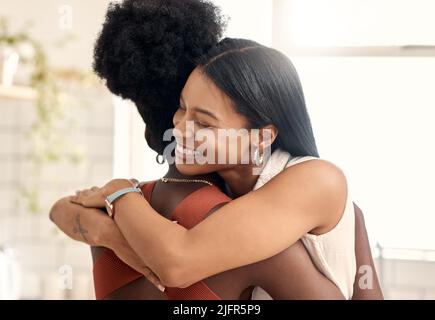 Ich habe Sie vermisst. Aufnahme von zwei jungen Freunden, die zu Hause Zeit miteinander verbringen. Stockfoto