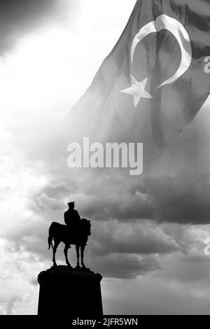 Mustafa Kemal Atatürk Monument und türkische Flagge in schwarz-weißer Ansicht. 10.. november oder 10 Kasim Hintergrund vertikales Foto. Stockfoto