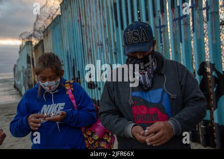 Tijuana, Mexiko. 04.. Juli 2022. Ein Dutzend Migranten verschiedener Nationalitäten kamen an die Strandmauer von Tijuana an der US-Grenze, um der Todesfälle zu gedenken und eine Einwanderungsreform in den Vereinigten Staaten zu fordern. Die USA feiern ihren Unabhängigkeitstag am 4. Juli. Quelle: Omar Martinez/dpa/Alamy Live News Stockfoto