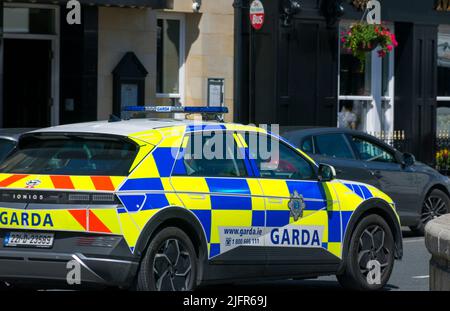 Ein Garda Síochána, ein irisches Polizeiauto in Donegal Town, County Donegal, Irland. Stockfoto