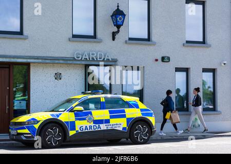 Eine Garda Síochána Station, Irisches Polizeibüro, wurde kürzlich modernisiert und erweitert, Donegal Town, County Donegal, Irland Stockfoto