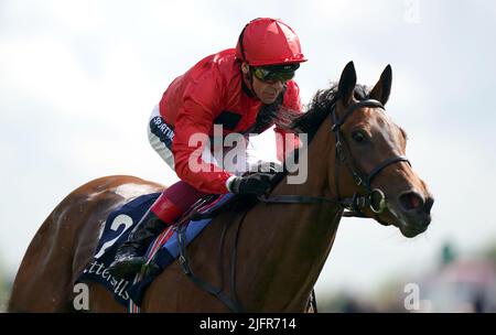Aktenfoto vom 11-05-2022 von Emily Upjohn unter Frankie Dettori. Frankie Dettori hat Emily Upjohn am Dienstagmorgen in einem Galopp bei Newmarket als John Gosden bestätigte, dass der Italiener am 16. Juli das Stutfohlen in den Juddmonte Irish Oaks reiten würde. Ausgabedatum: Dienstag, 5. Juli 2022. Stockfoto