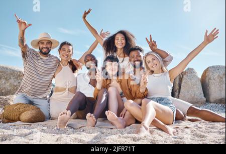 Das Leben ist für das Leben. Aufnahme einer Gruppe von Freunden, die ihre gemeinsame Zeit am Strand genießen. Stockfoto