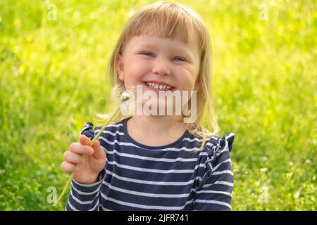 Portrait kleines Mädchen Kind Kind mit Dandelionen in der Natur im Freien Stockfoto