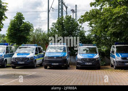 Magdeburg, Deutschland - Juni 6., Reihe von vielen deutschen Polizei Mercedes und VW van Autos geparkt auf Polizeiwache Parkplatz an sonnigen Tag. Zivilnotstandsgesetz Stockfoto