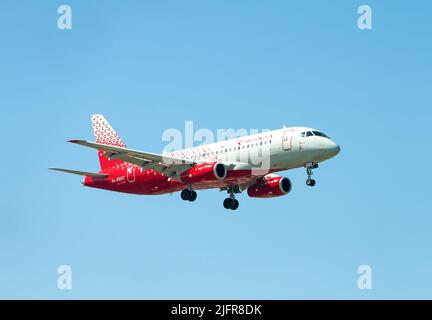 Sotschi, Russland - 22. April 2022: Russian Airlines, Sukhoi SuperJet 100-95B Stockfoto