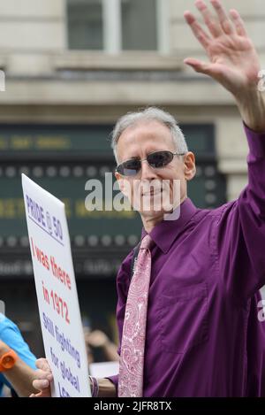 Peter Tatchell - LGBT- und Menschenrechtskämpfer - bei der Parade von Pride in London, 2.. Juli 2022 Stockfoto