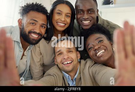 Die besten Freunde. Aufnahme eines Mannes, der ein Selfie mit einer Gruppe von Freunden zu Hause gemacht hat. Stockfoto