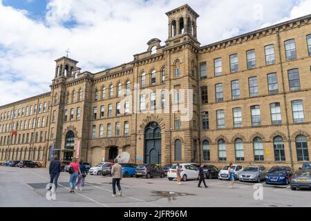 Außenansicht der Salts Mill, am Eingang - eine ehemalige Textilfabrik, jetzt Galerie, Shopping und Café in Saltaire, Bradford, Großbritannien. Stockfoto