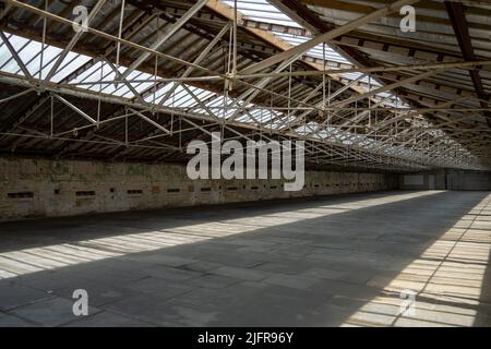 Blick auf die weitläufige Fläche des oberen Stockwerks der Salts Mill in Saltaire, Bradford, Großbritannien. Stockfoto