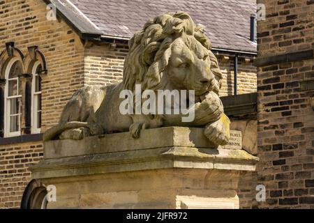 "Peace", eine von vier Löwenskulpturen, von Thomas Milnes, installiert 1869, vor der Victoria Hall, Saltaire, Bradford, Großbritannien. Stockfoto