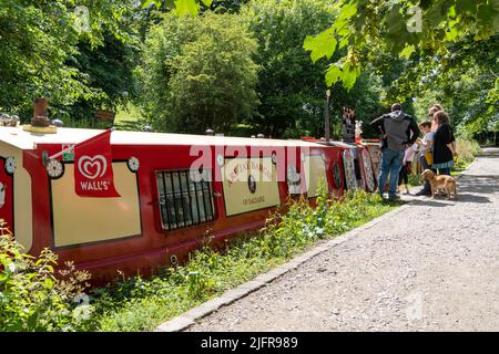 Jay Bargie Diner, ein Kanalboot, das Eis und Getränke auf dem Kanal von Leeds und Liverpool in der Nähe des Flusses Aire in Saltaire, Bradford, Großbritannien, verkauft. Stockfoto