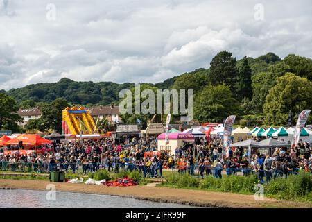 Das Bradford Dragon Boat Festival auf dem River Aire im Roberts Park, Saltaire, Bradford, Großbritannien. Stockfoto