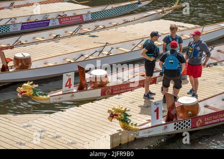 Das Bradford Dragon Boat Festival auf dem River Aire im Roberts Park, Saltaire, Bradford, Großbritannien. Stockfoto