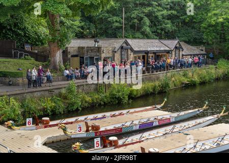 Das Bradford Dragon Boat Festival auf dem River Aire im Roberts Park, Saltaire, Bradford, Großbritannien. Stockfoto