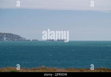 Die Nadeln, die Kreide stapelt sich vor der Isle of Wight von der Südküste Englands aus gesehen Stockfoto