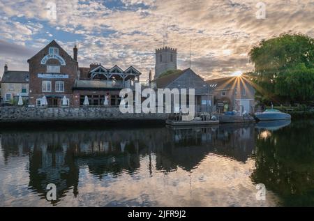 The Old Granary ein Pub am Fluss, wenn die Sonne am Ufer des Flusses Frome in der historischen Marktstadt Wareham aufgeht. The Quay, Wareham, Dorset, Großbritannien Stockfoto