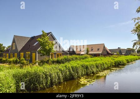 Den Helder, Niederlande. Juni 2022. Wohngebiet in Den Helder, Nordholland. Hochwertige Fotos Stockfoto