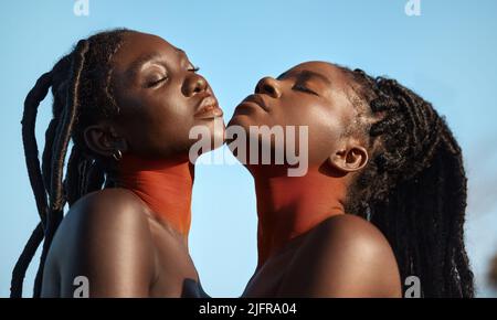 Im Kontakt mit ihren Werten. Aufnahme von zwei schönen Stammesfrauen, die draußen zusammen posieren. Stockfoto