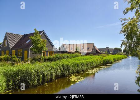 Den Helder, Niederlande. Juni 2022. Wohngebiet in Den Helder, Nordholland. Hochwertige Fotos Stockfoto