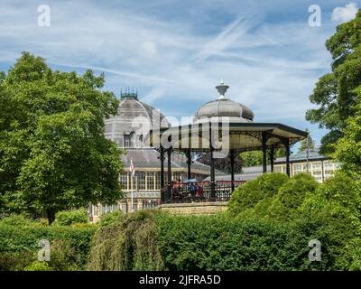 Pavilion Gardens an einem sonnigen Sommertag, Buxton, Peak District, Derbyshire, Großbritannien Stockfoto