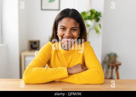 Kopfaufnahme einer fröhlichen lateinamerikanischen jungen Frau auf dem Bildschirm eines Videoanrufs Stockfoto