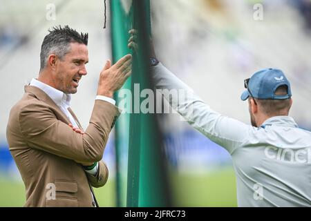 Der ehemalige England-Spieler Kevin Pietersen plaudert während des Vorspiels mit Brendon McCullum, dem Cheftrainer von England Stockfoto