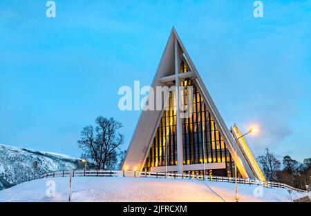 Arktische Kathedrale in Tromso, Polarnorwegen an einem Winterabend Stockfoto