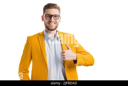 Glücklicher Mann, der eine Geste mit dem Daumen nach oben macht Stockfoto