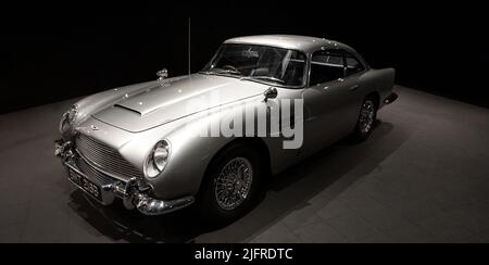 Monaco, April 2022. Das Auto aus dem Film mit dem Agenten 007, James Bond ,1964 Aston Martin DB5 klassischer Sportwagen, der beim Prinz von Monaco gezeigt wurde. Stockfoto