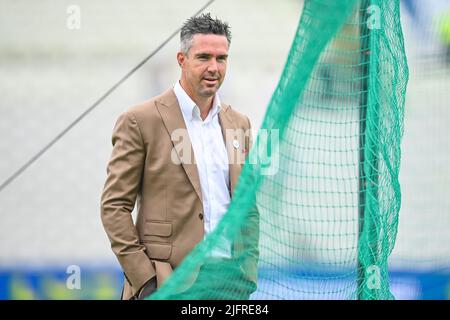 Der ehemalige England-Spieler Kevin Pietersen beobachtet Joe Root aus England während des Aufwärmphase vor dem Spiel Stockfoto