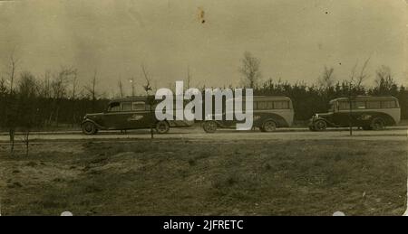 Die drei Busse des Autobus- und Taxiunternehmens „Brakkenstein“ des Unternehmers/Betreibers Rudolf (Rudolph) Groos (10/08/1881-21/11/1944) für den Personenverkehr auf der Strecke (Hatert) -Brakkenstein-Saint Nationale-Nijmegen. Ab dem 1. April 1938 wurden die Konzession und der Betrieb des 1924 gestarteten Busdienstes vom Maas-Buurtspoorweg Maatschappij (MBS) übernommen. Stockfoto