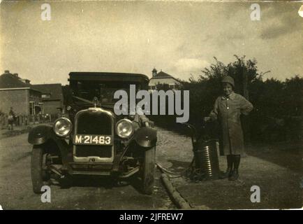 Straßenszene, mit einem der Taxis des Autobusdienstes und des Taxiunternehmens „Brakkenstein“ vom Unternehmer/Betreiber Rudolf (Rudolph) Groos (10/08/1881 - 21/11/1944), Und rechts im Hintergrund das Schwesternhaus (Thomas-Kloster) der Franziskanerinnen von Oudenbosch, hier ohne Schulkomplex der Mariaschool (Haushalts- und Nähschule) und der RK-Spezial-Mädchenschule OLV des Allerheiligsten Sakraments (1931) Stockfoto